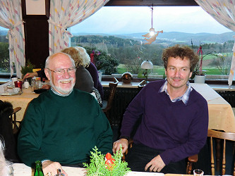Klaus Krger (links) Mitautor des Wegweisers und Volker Falkenstein im Hotel-Caf Morgenstern