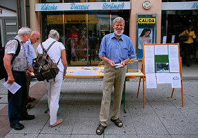 Günther Schindler am Informationsstand der NAIS AG1 am 12. Juli 2008